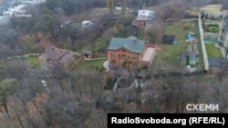 Будинок Горащенкова не вдалось тоді знайти в реєстрах нерухомості, натомість вранці можна було побачити, як чиновник виїжджає з нього на роботу