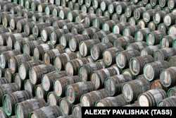 Винні діжки на одній з виноробень в Україні