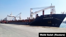 Корабль Laodicea под сирийским флагом с грузом, вероятно, украинским зерном, пришвартован в порту Триполи на севере Ливана, 29 июля 2022 года