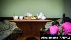 Хатідже і Мелек дивляться мультики на кухні