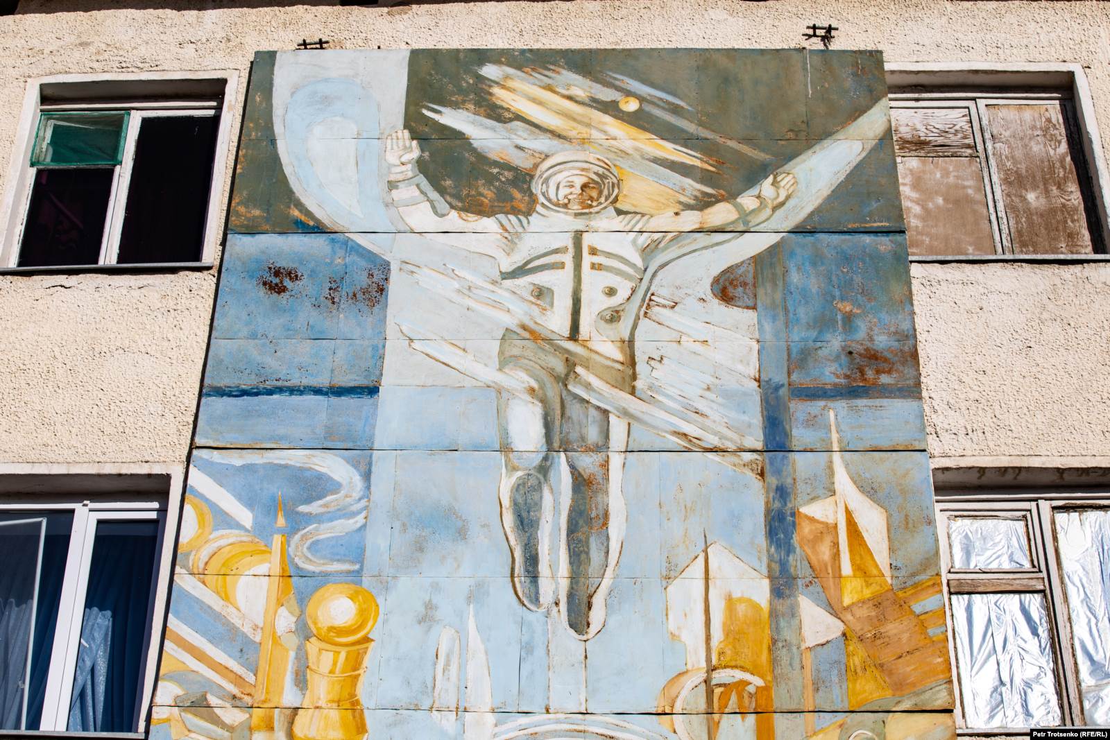 Изображение космонавта на стене дома. Байконур, 15 марта 2019 года.