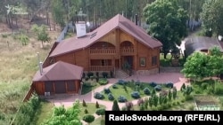 Будинок цивільної дружини Віктор Шокіна Оксани Гриневич у селі Пилява Київської області