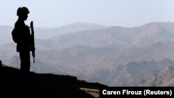 په شمالي وزیرستان کې د پاکستاني پوځ یو سرتېری پهره کوي - انځور له ارشیفه. 