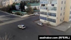 Полицеские машины всю ночь разгоняли припаркованные машины