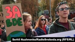 Учасниця маршу з плакатом «За ВДЕ» (відновлювані джерела енергії – ред.)