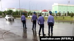 Aşgabadyň köçeleriniň birinde duran ýol polisiýa işgärleri (Illýustrasiýa suraty)