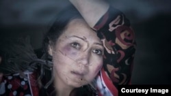 Ош улуттук драма театрынын актрисасы Кайыргүл Жуманова үй-бүлөлүк зомбулук тууралуу образ жаратып жаткан учур. (Үсөн Акундун сүрөтү).