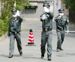 Охоронці забороняють знімати лікарню в Пекіні. Квітень 2003 року