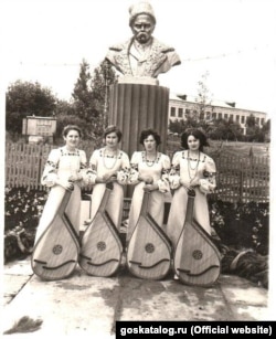 Жовтий Клин. Учасниці ансамблю бандуристок «Чарівниці» біля пам'ятника Тарасу Шевченку в селі Старий Хопер Балашовського району Саратовської області. 1978 рік