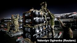 Українські військові розпаковують протитанкові ракети Javelin, доставлені у рамках пакету військової підтримки України США. Бориспіль, лютий 2022 року