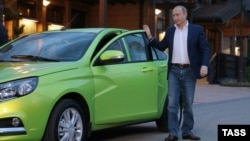 Российский лидер Владимир Путин на фоне автомобиля Lada Vesta, который был флагманом российского автопрома в 2015 году и выпускается до сих пор. После того как из РФ ушли французские инвесторы, модельный ряд претерпевает лишь минимальные обновления