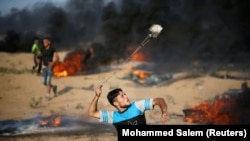 پرون په زرګونو کسانو د غزې په دې سيمه کې چې د اسرائيل پر سرحد پرته ده، مظاهرې وکړې.