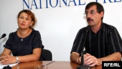 Евгений Жовтис "Қазатомөнеркәсіп" басшысы, қамауда отырған Мұхтар Жәкішевтің әйелі Жәмила Жәкішевамен бірге баспасөз мәслихатында. Алматы, 22 шілде 2009 жыл.