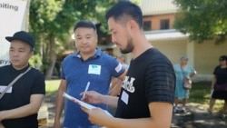 Белсенді Әлнұр Ильяшев (оң жақта) қағаздарды қарап тұр. Алматы, 30 маусым 2019 жыл.