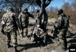 Членове на доброволческия отряд "Айдар" почиват по време на обучение край Житомир, 9 април 2015 г.