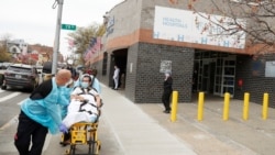 کارکنان صحی در حال انتقال یک بیمار مشکوک به ویروس کرونا به شفاخانه‌ای در نیویارک