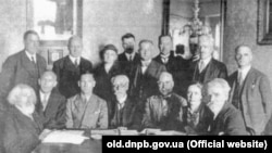 Збори Товариства МВБУ (Музей визвольної боротьби України в Празі). Сидять зліва направо: Сірополко, Вировий, Антончук, Горбачевський, Яковлев, Антоновичева, Антонович. Стоять: Телухін, Іваницький, Сірополкова, Наріжний, Галька, Кабачків, Мирний, Омельянович-Павленко.