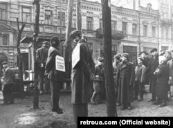 Страта колишніх поліцаїв на Бессарабській площі в Києві. Листопад 1943 року