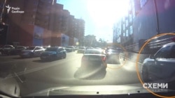 При цьому інші автівки з кортежу президента з порушенням правил чекали на дорозі – перекриваючи смугу громадського транспорту