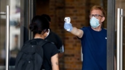 آرشیف، اندازه گیره درجه تب یک باشنده لندن از سوی یک کار کن صحی