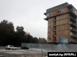 Ататүрк паркынын аймагына салынган көп кабаттуу үйлөрдүн бири. Архив.