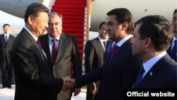 Президент Таджикистана Эмомали Рахмон, его сын мэр Душанбе Рустам Эмомали встретились с председателем Китайской Народной Республики Си Цзиньпином, прибывшим в Таджикистан с государственным визитом для участия в Пятом саммите Совещания по взаимодействию и укреплению доверия. Меры в Азии.