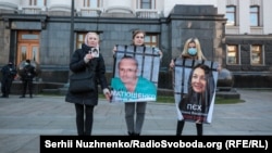 Мітинг родичів полонених біля Офісу президента, 26 березня 2020