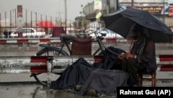 آرشیف، یک کارگر زمان قرنطین ناشی از گسترش ویروس کرونا در کابل