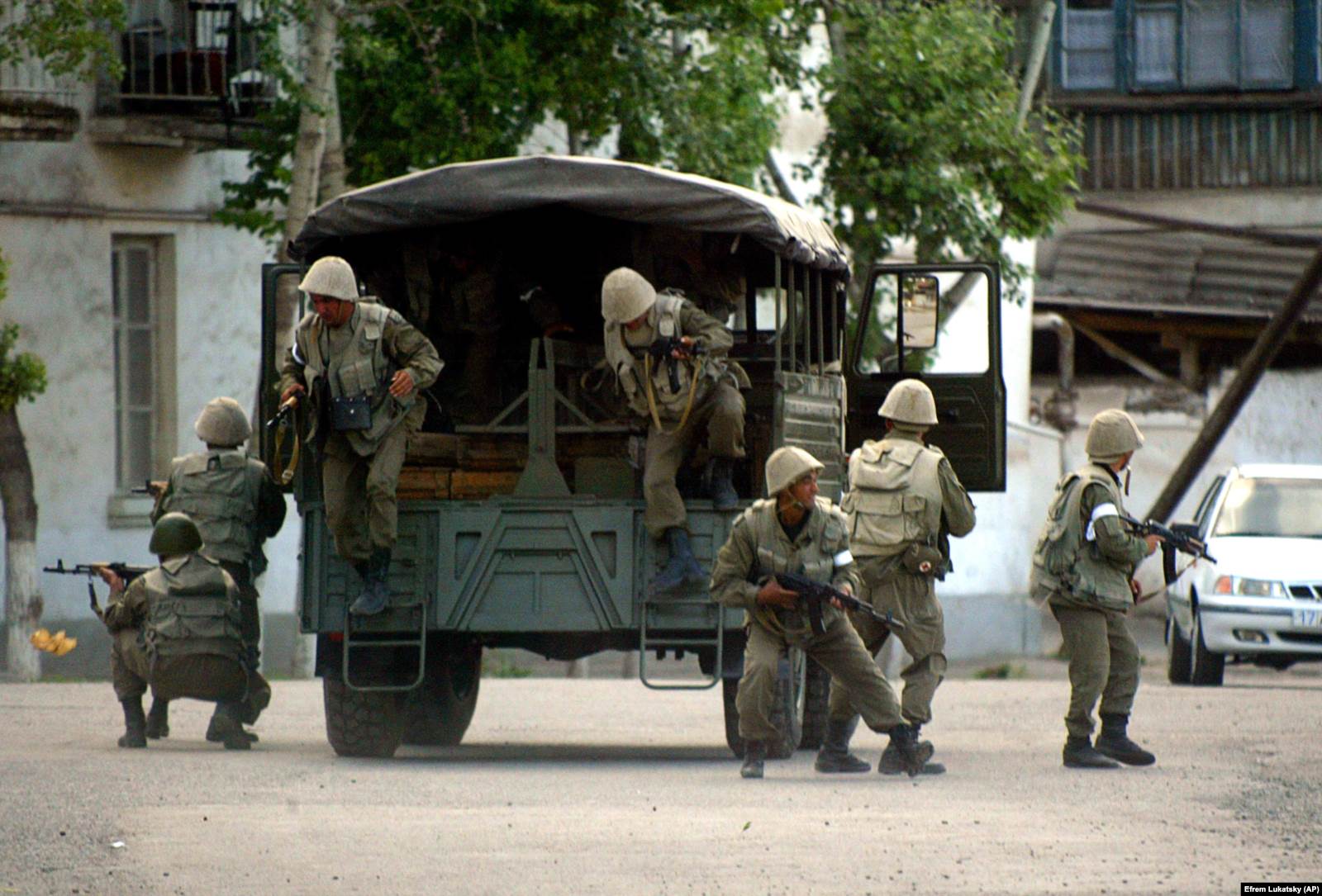 Әндіжан көшесіндегі әскерилер. 13 мамыр 2005 жыл.