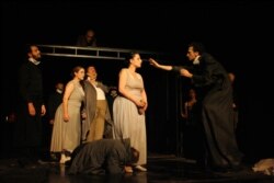 Сцена од претставата „Тапани во ноќта“