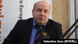 Viorel Chivriga în studioul Europei Libere la Chișinău