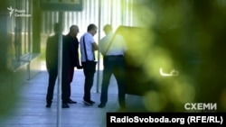 У 2016-му журналістам вдалося зняти вихід з терміналу київського аеропорту Хомутинніка