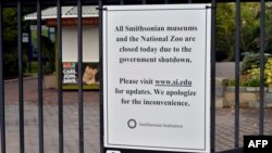 Бюджеттик кризистен улам АКШда улуттук парктар менен музейлер да жабык турат. Вашингтондогу зоопарктын жабыктыгын эскерткен белги. 1-октябрь, 2013-жыл.