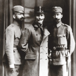 Лонгин Цегельський (праворуч) разом із Михайлом Волошином (посередині) та Іваном Боберським (ліворуч) у формі Українських січових стрільців, 1918 рік