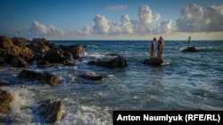 Діти на пляжі під Балаклавою. Архівне фото