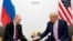 Владимир Путин и Дональд Трамп на встрече в кулуарах саммита "группы двадцати" в Японии (2019)
