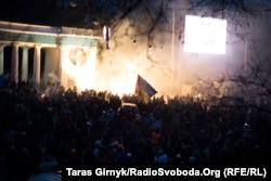 Майдан, вулиця Грушевського, Київ, 19 січня 2014 року. Епіцентр подій поблизу входу до стадіону імені Валерія Лобановського, портрет якого видно на колонаді