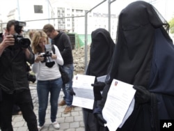 آرشیف، زنان با پوشش برقع در بلجیم