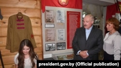 Міс Білорусь Марія Василевич та Олександр Лукашенко в музеї колгоспу «Батьківщина»