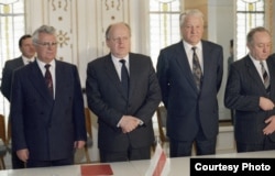 Прэзыдэнт Украіны Леанід Краўчук (зьлева), Старшыня Вярхоўнага Савета Беларусі Станіслаў Шушкевіч (у цэнтры) і прэзыдэнт Расеі Барыс Ельцын (2 справа) пасьля падпісаньня Пагадненьня аб стварэньні Садружнасьці Незалежных Дзяржаў у Белавескай пушчы. 8 сьнежня 1991..