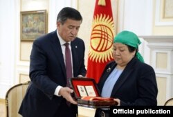 Өктөм Мамаева жана мурдагы президент Сооронбай Жээнбеков. Архив.