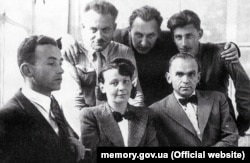 Поетеса, діячка ОУН Олена Теліга з товаришами перед походом на схід України. Зліва перший ряд: Орест Оршанськи-Чемеринський, Олена Теліга, Улас Самчук. Другий ряд: Михайло Михалевич, Омелян Коваль, О. Русов