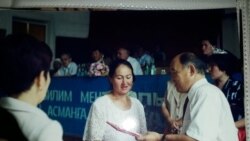 «Эл агартуунун отличниги» наамын алып жаткан учур.