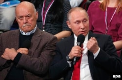 Film director Stanislav Govorukhin (left) and Russian President Vladimir Putin in St. Petersburg in April 2017