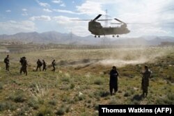Американський вертоліт Chinook приземляється, перевозячи командувача військ США та НАТО в Афганістані генерала Скотта Міллера