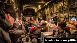 Ми-26 кеманчохь бу арахьарчу пачхьалкхашкара баьхкина журналисташ. Китайна долчу дозана гена йоццучу Цугол эвлара тIеман Iаморех дийца баьхкина уьш