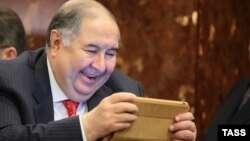 Агентство Bloomberg писало, что изначально Венгрия требовала исключить из «черных списков» и самого Усманова.