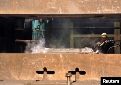 Производство титановых слитков в цехе предприятия "Корпорация ВСМПО-АВИСМА", город Верхняя Салда Свердловской области