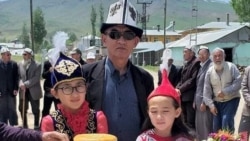 Абдулхалим Ватан айылдаштары менен. Архивдик сүрөт.