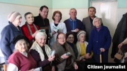 Кыргыз-америка альянсы Ленинград блокадасынын катышуучуларына угуучу аппараттарды белек кылды, Бишкек, 2015-жыл